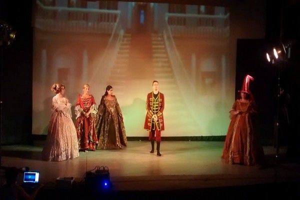 El grupo de teatro se presentó en Colón