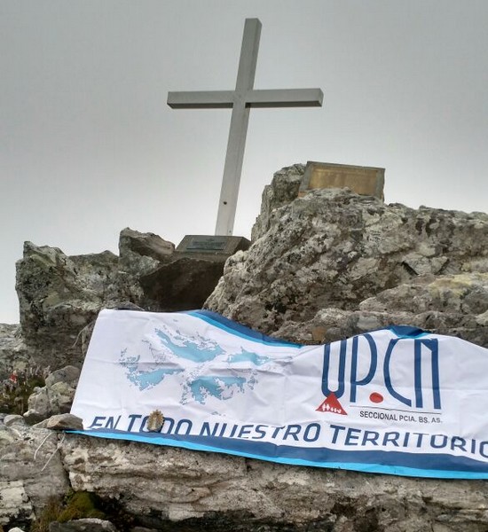 Afiliados ex combatientes pisaron Malvinas portando bandera de UPCN