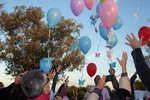 Suelta de globos en el centro de jubilados y pensionados