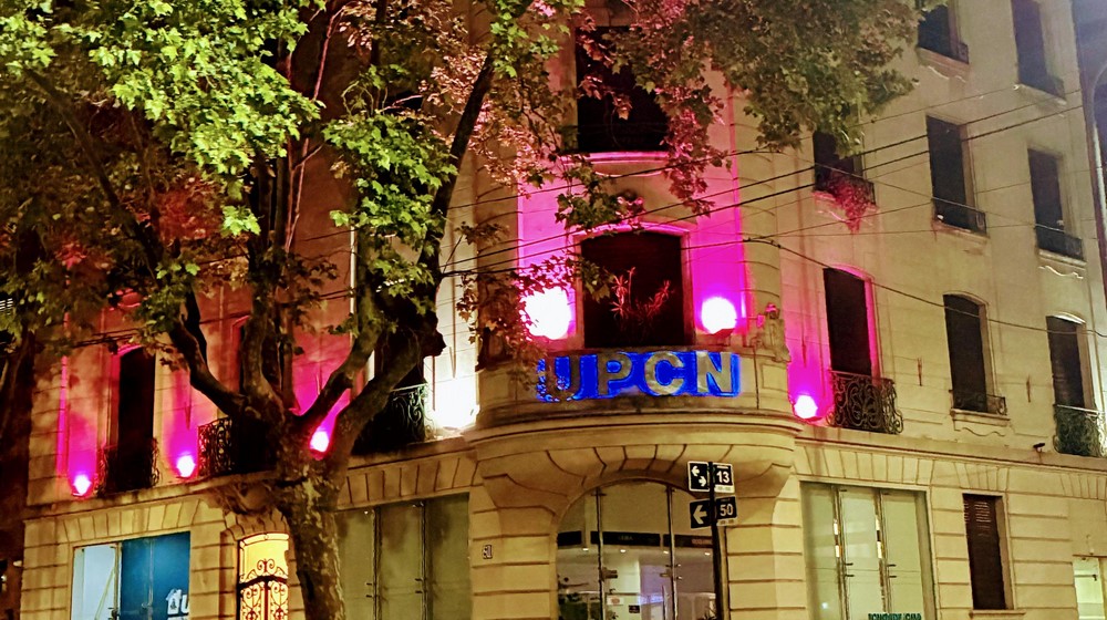 El edificio central de UPCNBA se ilumina de rosa por el Mes de Concientización sobre el Cáncer de Mama