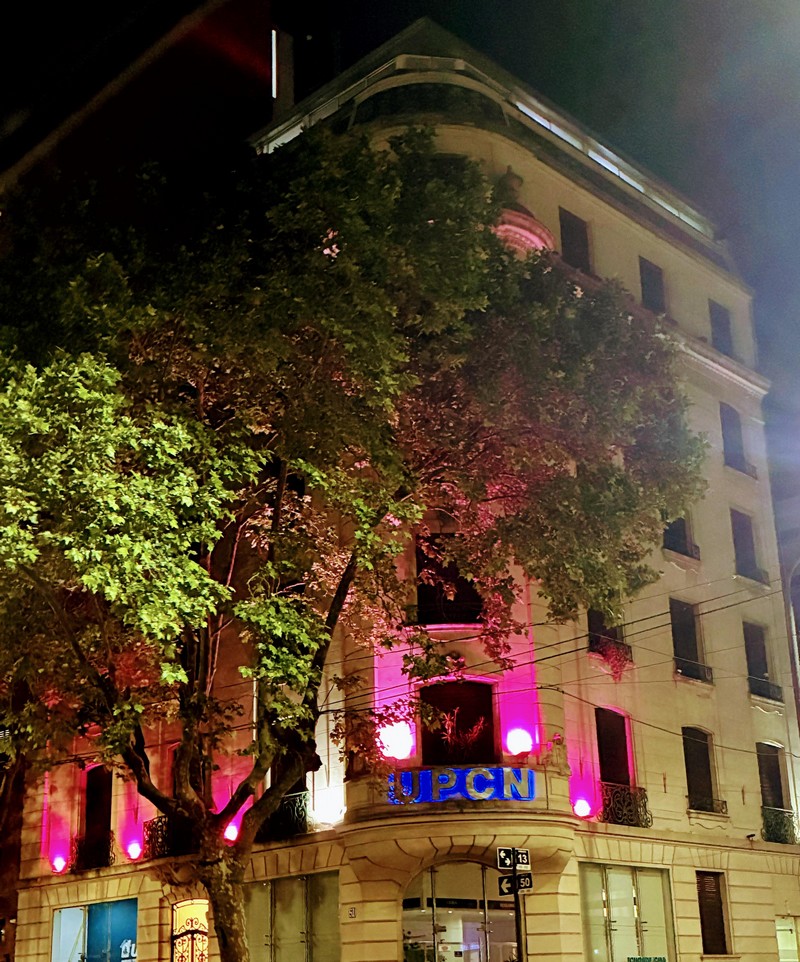 El edificio central de UPCNBA se ilumina de rosa por el Mes de Concientización sobre el Cáncer de Mama
