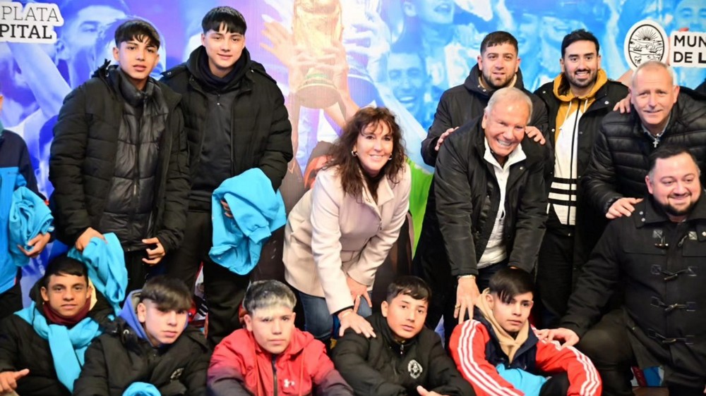 Fabiola Mosquera, junto al Gobernador Kicillof y al Intendente Alak, despidieron a niños que asistieron al último partido de Messi con Argentina por Eliminatorias
