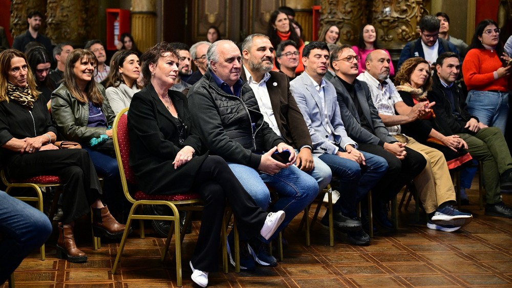 Fabiola Mosquera estuvo presente en el acto homenaje por el 48° aniversario de Madres de Plaza de Mayo en la Municipalidad de La Plata