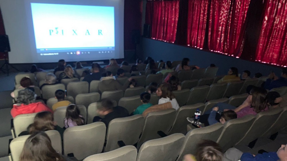 Hijos y nietos a cargo de afiliados disfrutaron de la proyección de películas infantiles durante las vacaciones de invierno en el Edificio Bicentenario