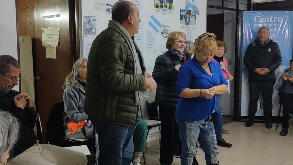 El Centro de Jubilados y Pensionados de UPCNBA celebró el Día de la Bandera con una jornada de arte y cultura